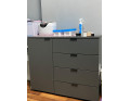 Komoda Doros Ron 1 1 dveře 4 zásuvky Grafit 80 × 38 × 81 (41516006)